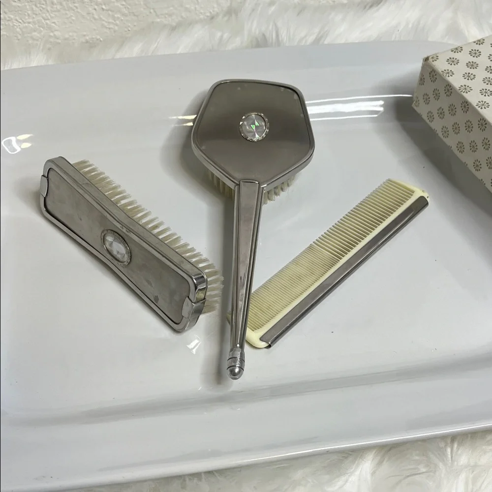Elegant Silver Vanity Set with Comb - Picture 9 of 10